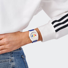 Laden Sie das Bild in den Galerie-Viewer, Adidas Unisex Uhr PROJECT TWO GRFX Kunststoff weiss AOST24070