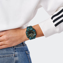 Laden Sie das Bild in den Galerie-Viewer, Adidas Unisex Uhr CITY TECH ONE GRFX Kunststoff grün AOST24075