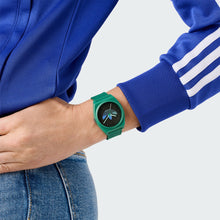 Laden Sie das Bild in den Galerie-Viewer, Adidas Unisex Uhr PROJECT TWO GRFX Kunststoff grün AOST24552