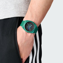 Laden Sie das Bild in den Galerie-Viewer, Adidas Unisex Uhr PROJECT TWO GRFX Kunststoff grün AOST24552