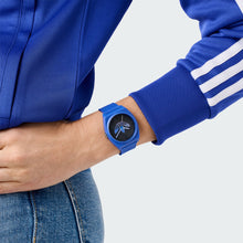 Laden Sie das Bild in den Galerie-Viewer, Adidas Unisex Uhr PROJECT TWO GRFX Kunststoff blau AOST24553