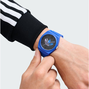 Adidas Unisex Uhr PROJECT TWO GRFX Kunststoff blau AOST24553