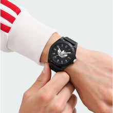 Laden Sie das Bild in den Galerie-Viewer, Adidas Unisex Uhr PROJECT FOUR Kunststoff schwarz AOST24568