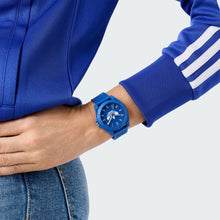 Laden Sie das Bild in den Galerie-Viewer, Adidas Unisex Uhr PROJECT FOUR Kunststoff blau AOST24571