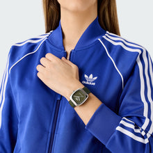 Laden Sie das Bild in den Galerie-Viewer, Adidas Unisex Uhr RETRO WAVE ONE Leder grün AOSY24526