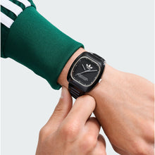 Laden Sie das Bild in den Galerie-Viewer, Adidas Unisex Uhr RETRO WAVE TWO Silikon schwarz AOSY24531